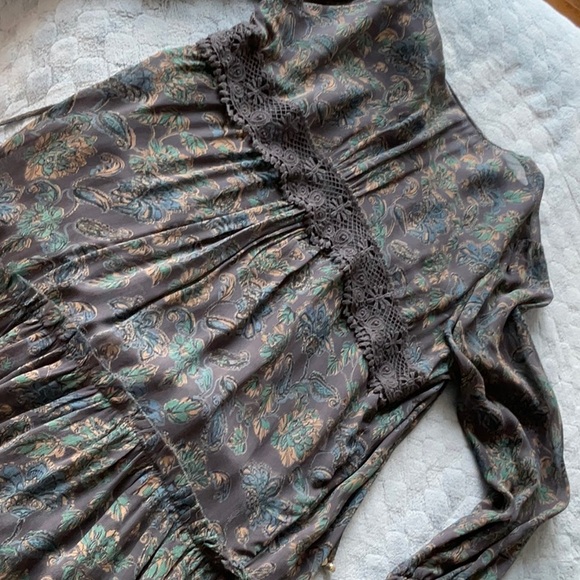 Lightweight all season flowing dress - Picture 2 of 2